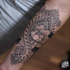 tatuaje_brazo_ornamental_mandala_willian_spindola_logiabarcelona 